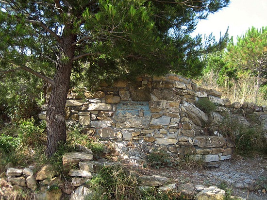 Thor Heyerdahl tomb.jpg
