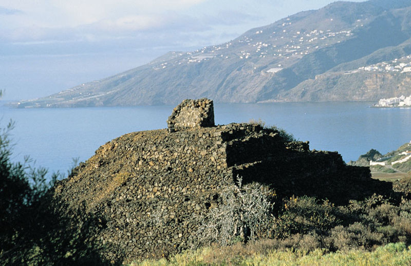 Datei:Kap 3 Canchajos Pyramide 1-(Kanaren)-50.jpg