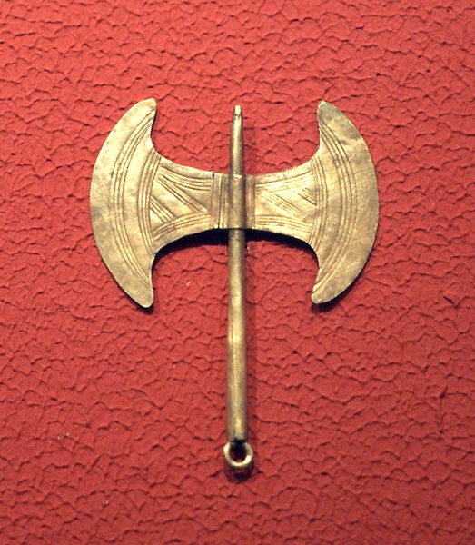 Datei:Minoische Kultgegenstaende - Doppelaxt.jpg